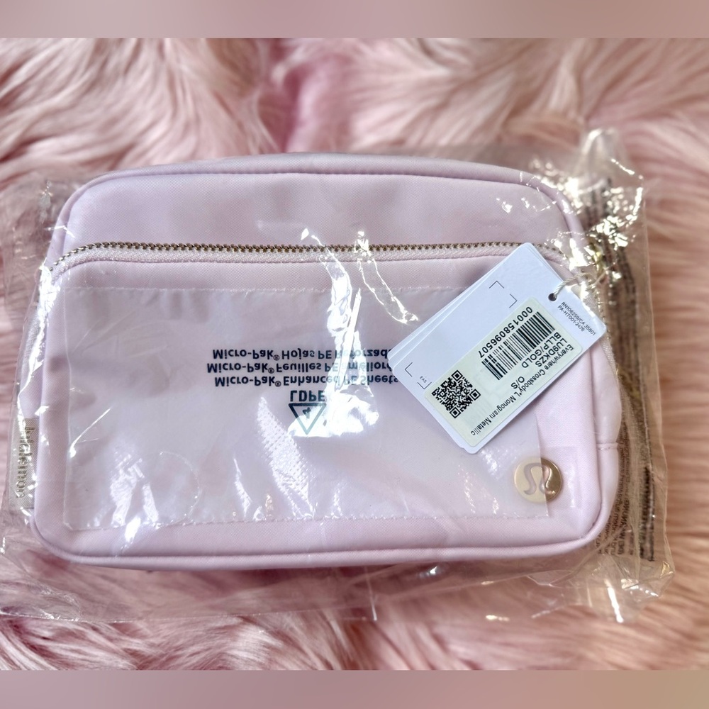 NWT Lululemon Everywhere Crossbody Bag 2L Monogram Metallic Blissful Pink/Gold - Picture 6 of 13